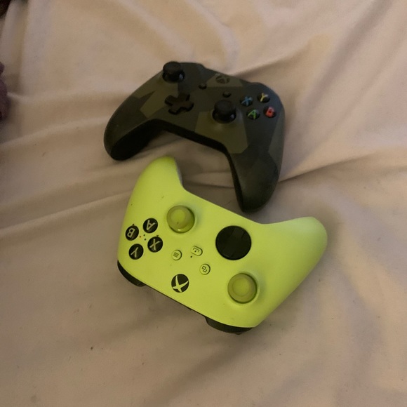 Xbox 1 controllers neon & camo - Picture 1 of 3
